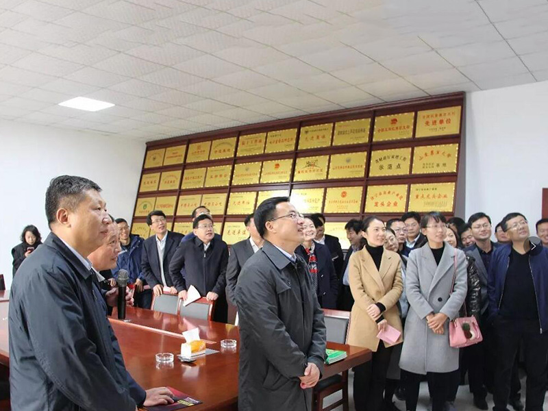 市政府副市長任慶虎帶領(lǐng)全市畜牧業(yè)綠色生態(tài)發(fā)展現(xiàn)場會(huì)與會(huì)人員到次邱鎮(zhèn)觀摩